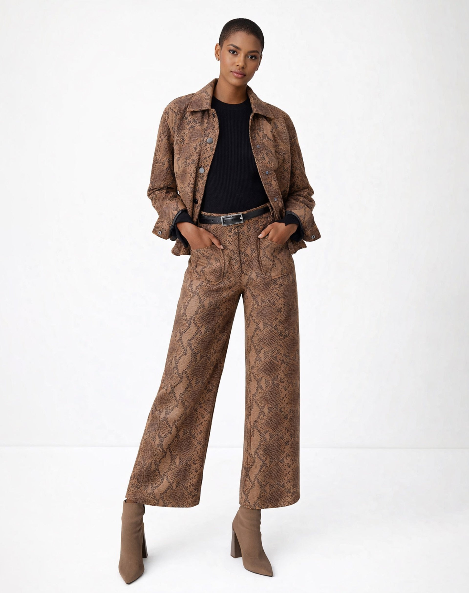 CALÇA RETA COBRA PU - CARAMELO